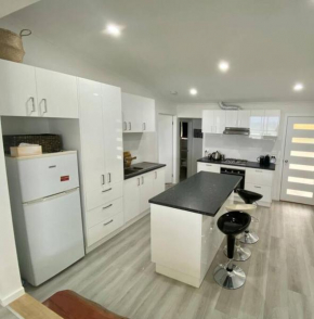 Seaspray Beach House - Pet Friendly - 50m to Beach, Apollo Bay